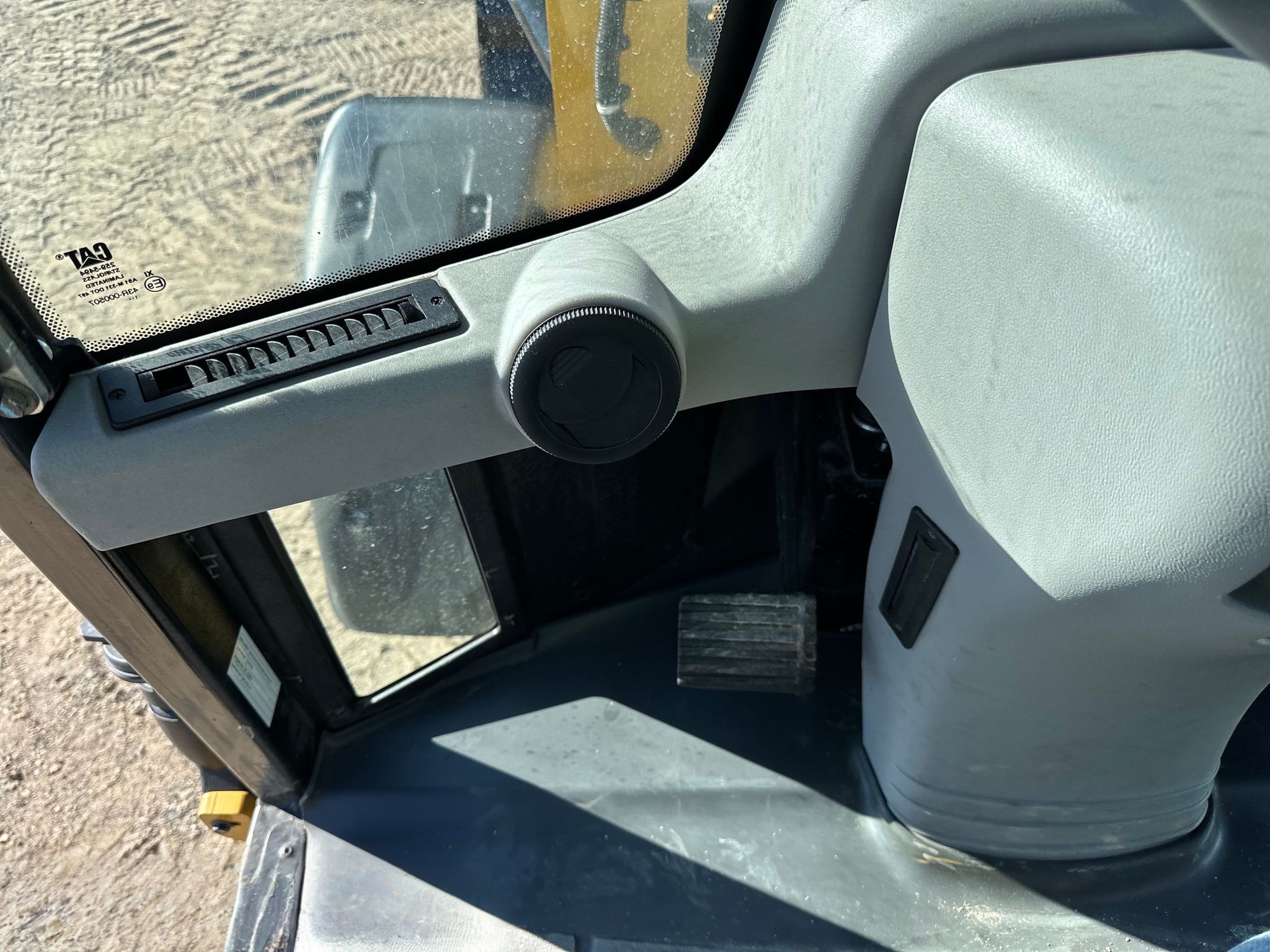 2022 Caterpillar 908M Wheel Loader
